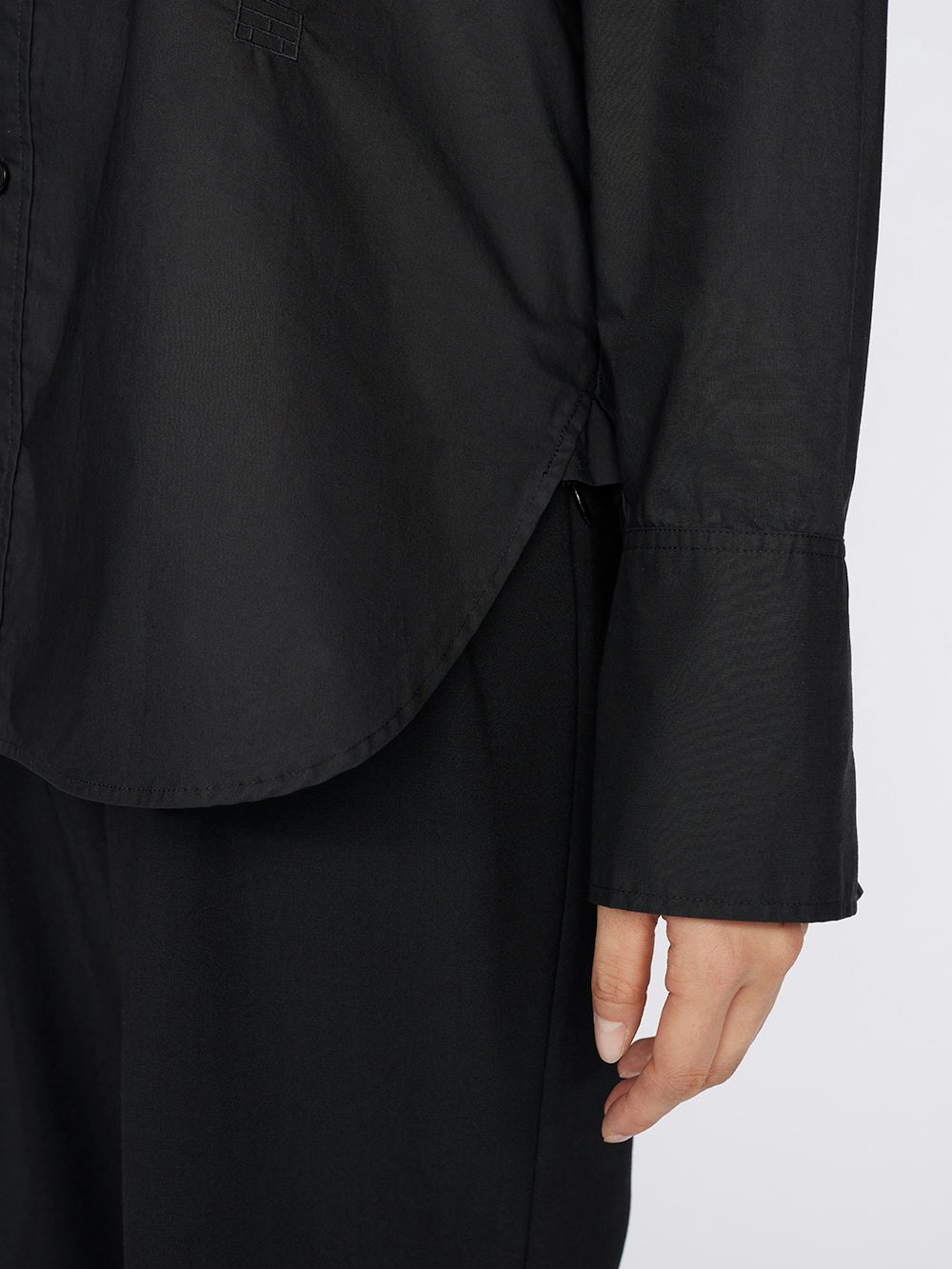 top sleeve detail view alt:fit1